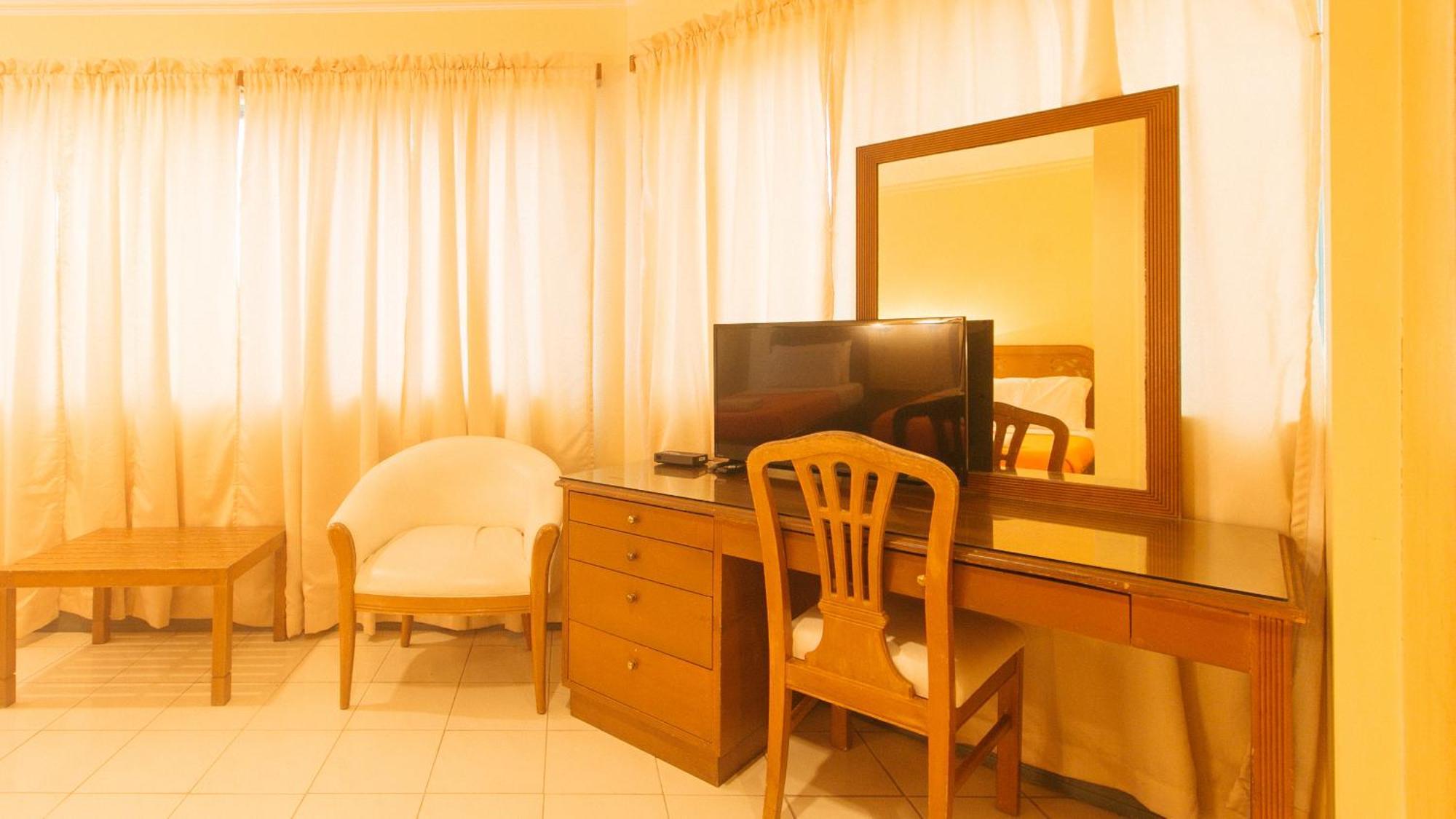 Royal Am Rei Hotel By Reddoorz Bacolod Extérieur photo