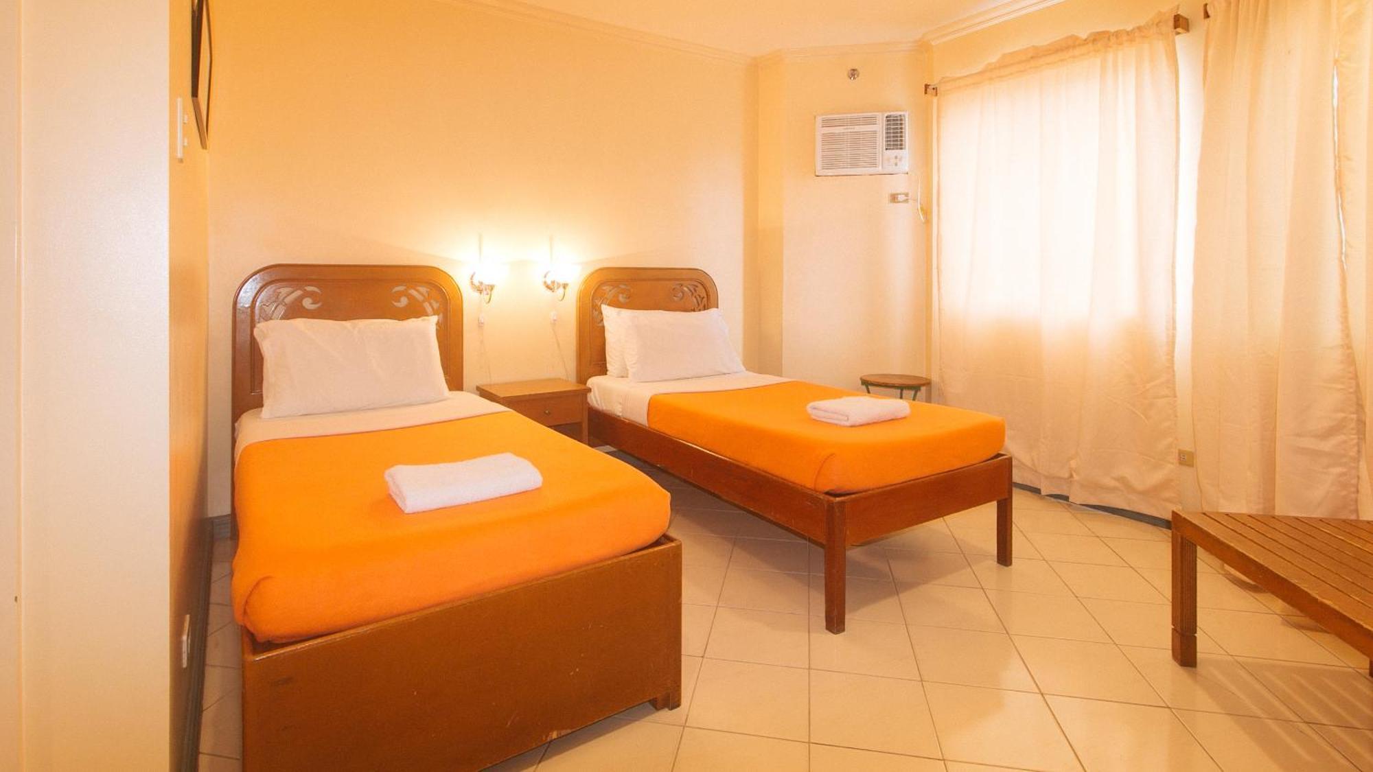 Royal Am Rei Hotel By Reddoorz Bacolod Extérieur photo