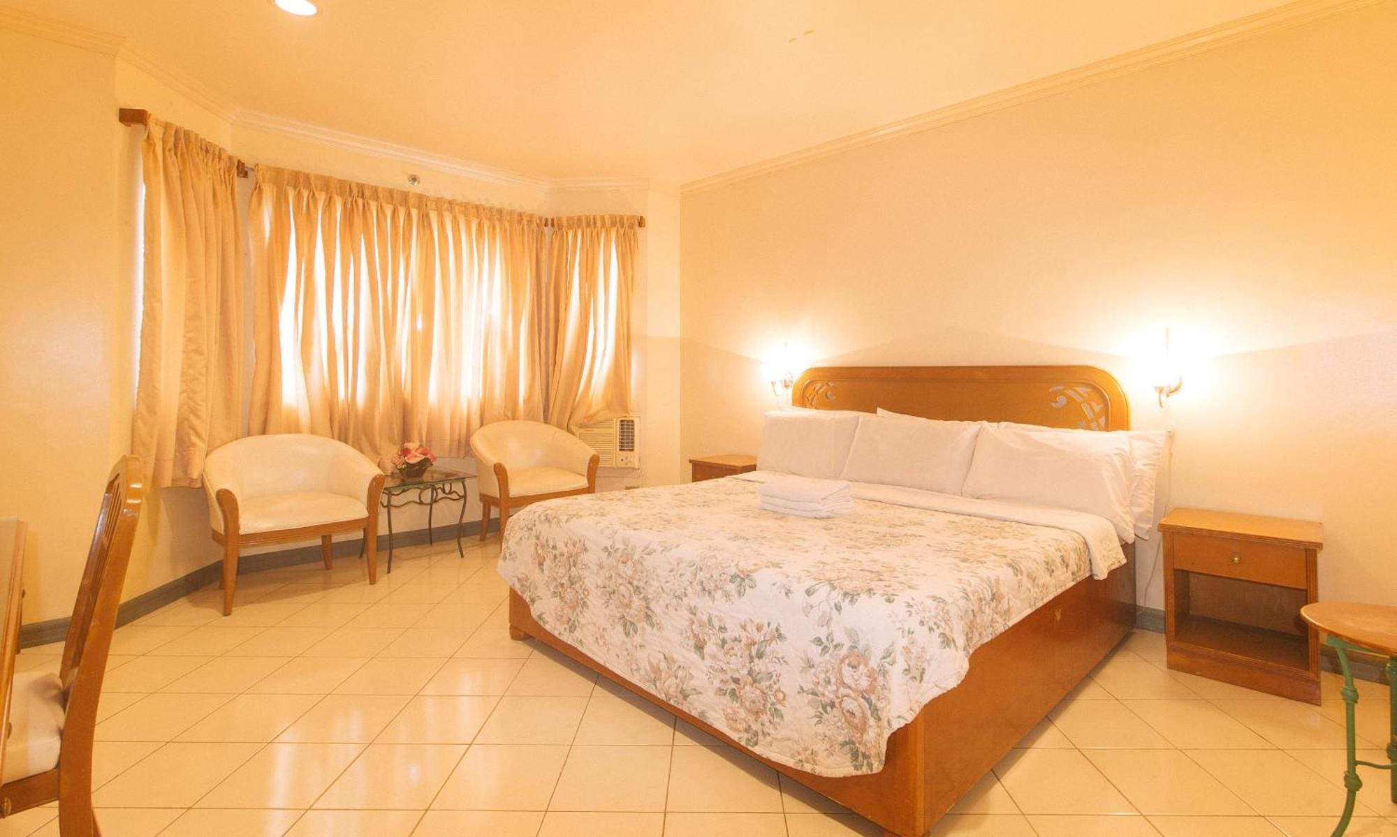Royal Am Rei Hotel By Reddoorz Bacolod Extérieur photo