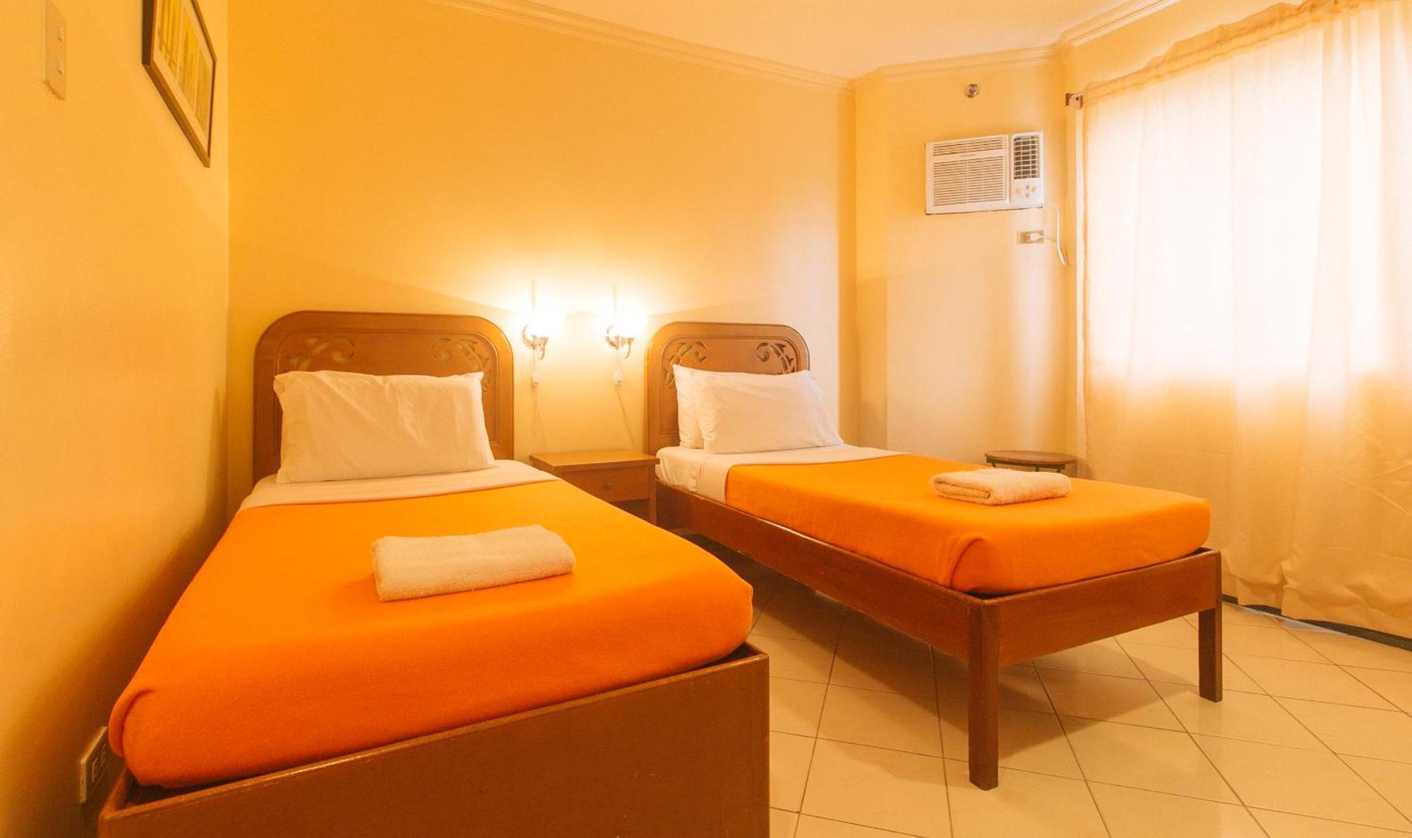 Royal Am Rei Hotel By Reddoorz Bacolod Extérieur photo