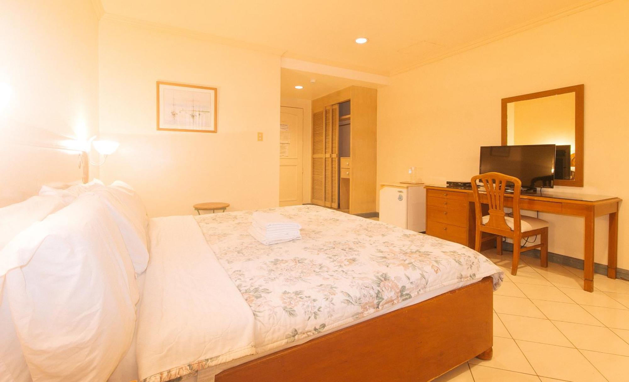 Royal Am Rei Hotel By Reddoorz Bacolod Extérieur photo