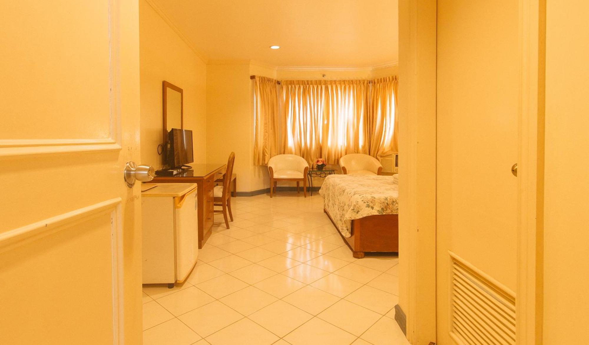 Royal Am Rei Hotel By Reddoorz Bacolod Extérieur photo