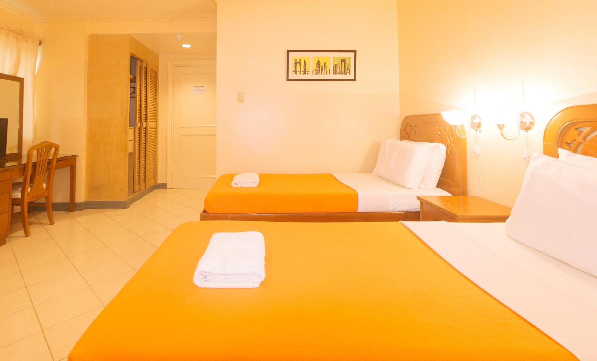 Royal Am Rei Hotel By Reddoorz Bacolod Extérieur photo